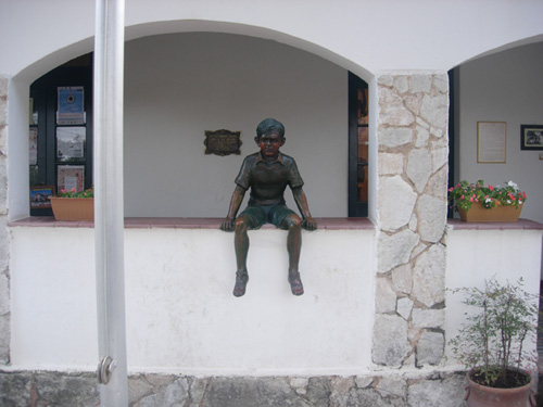 5b-che-boy-statue-altagracia